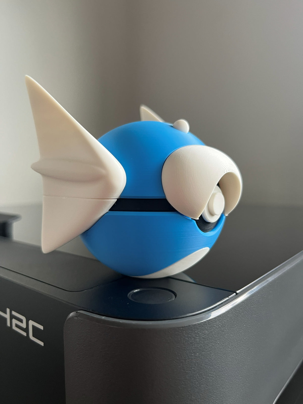 Dratini Monster Ball, side profile