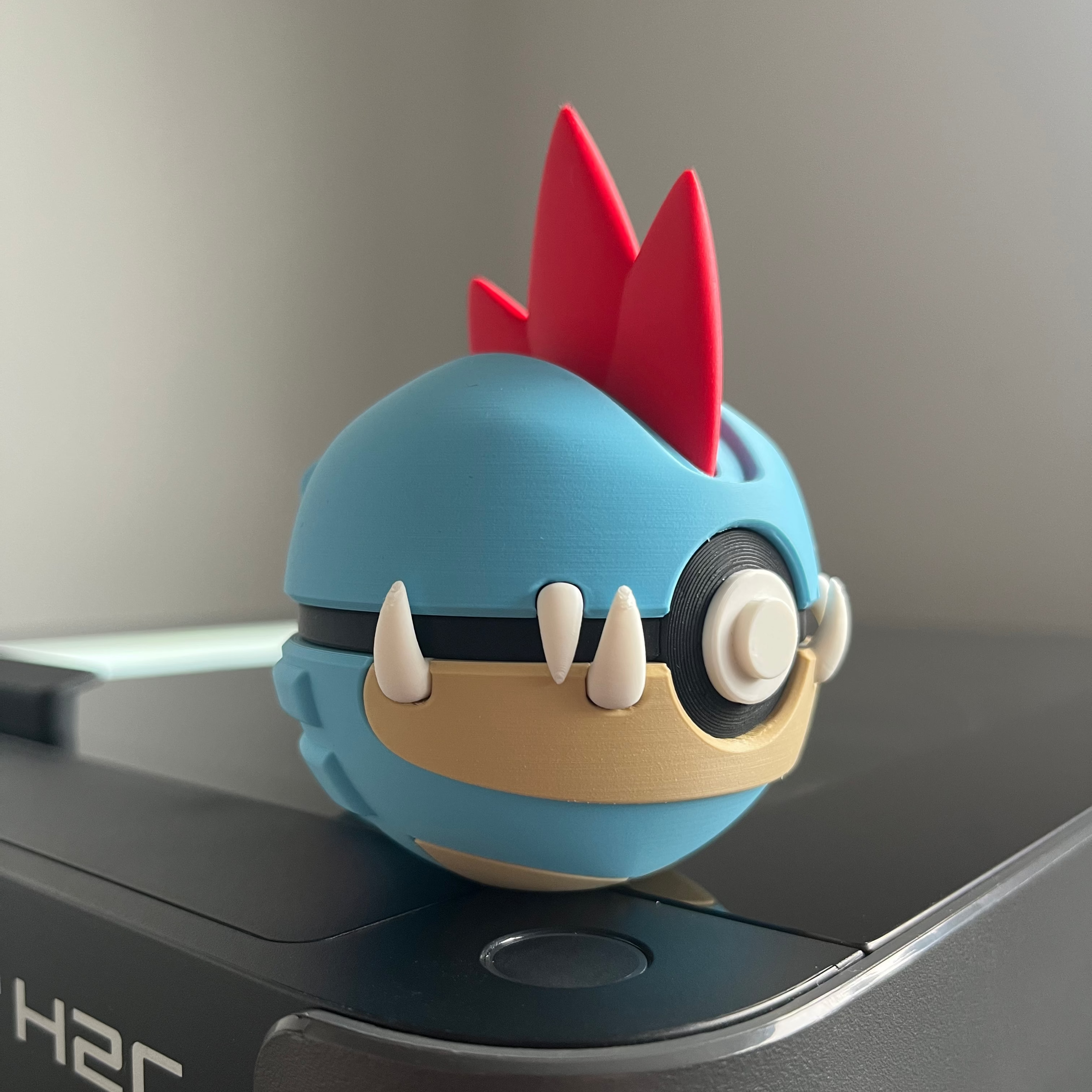 Feraligatr Monster Ball, side profile