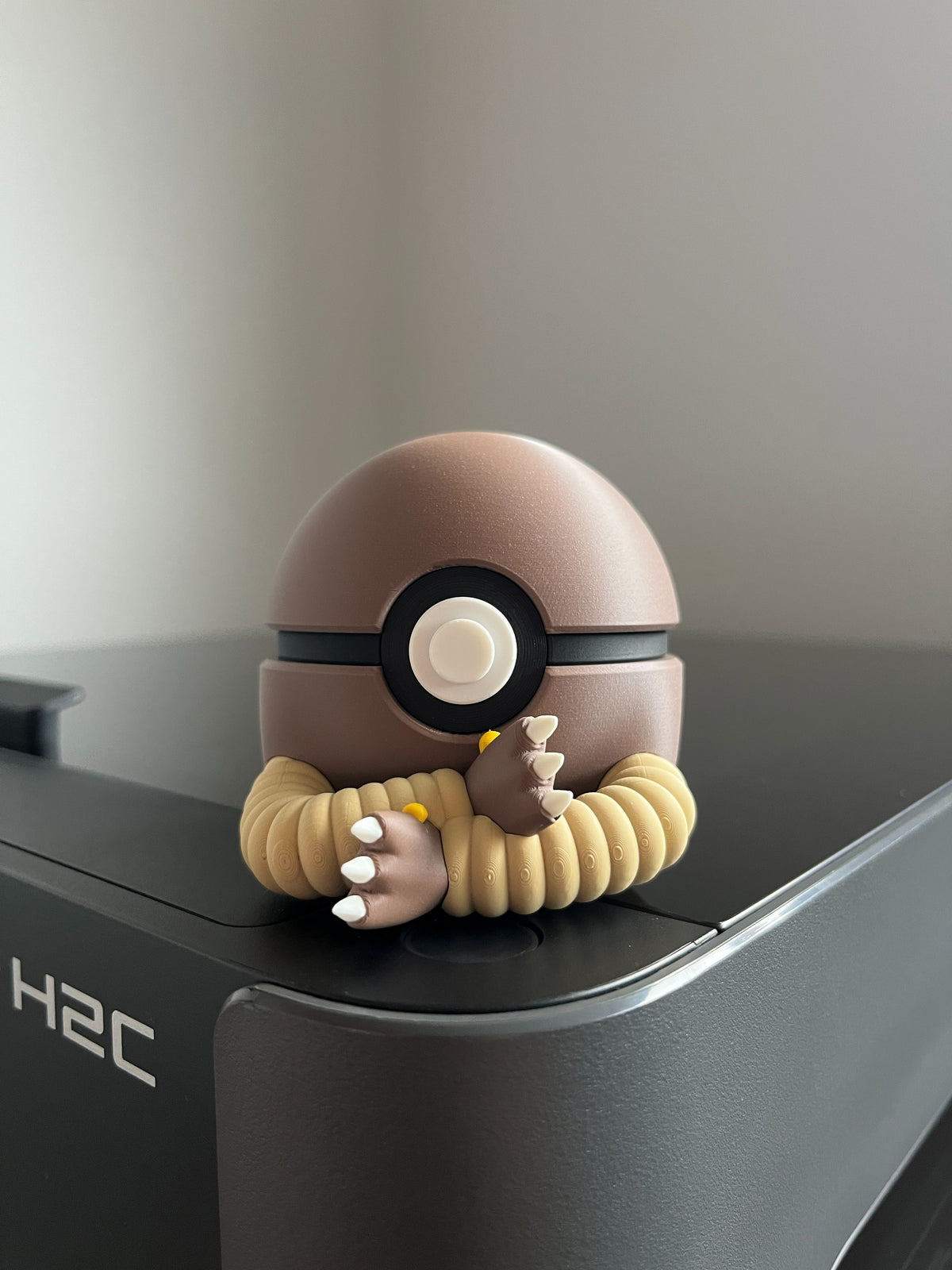 Hitmonlee Monster Ball, front view