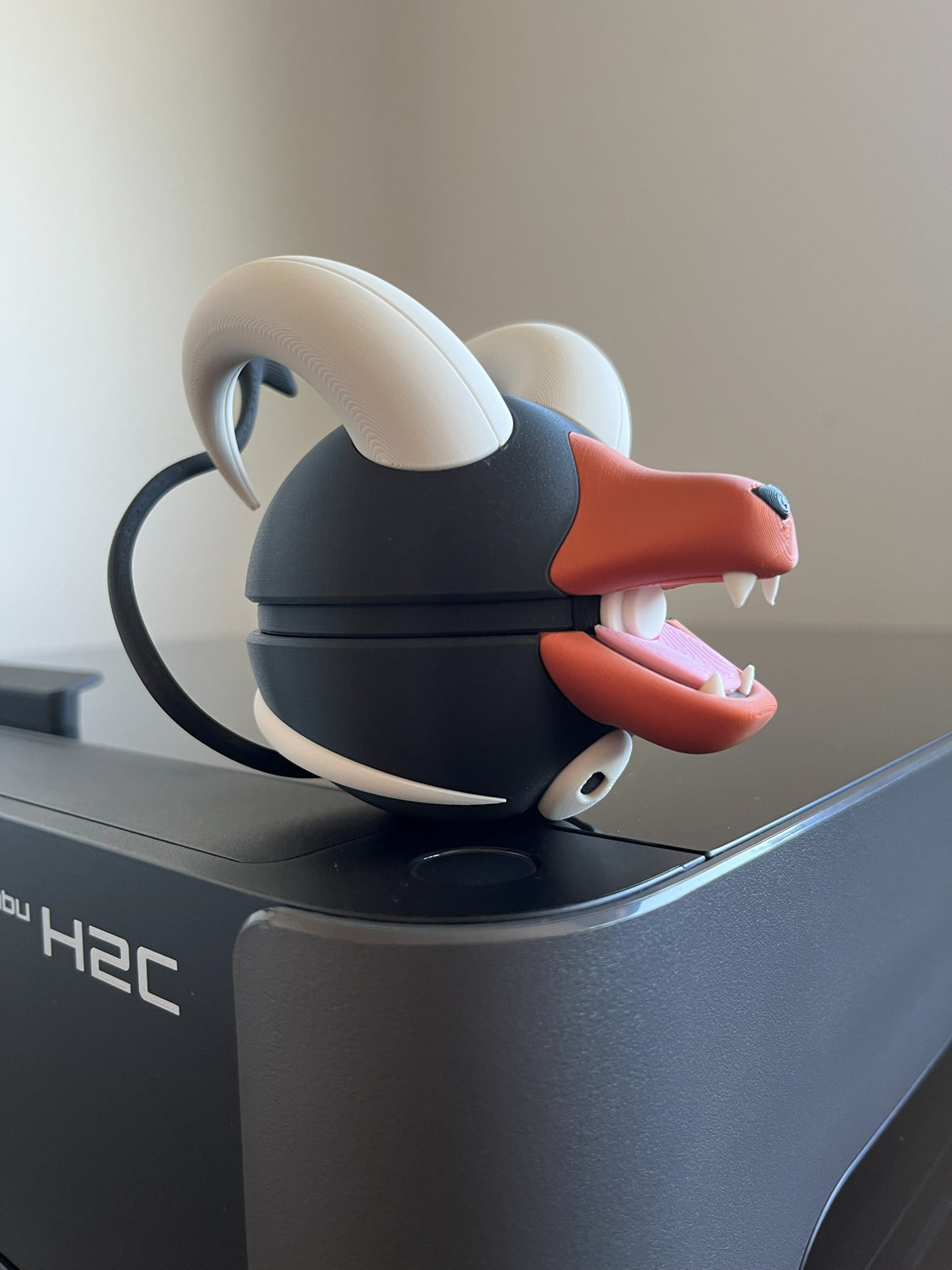 Houndoom Monster Ball, side profile