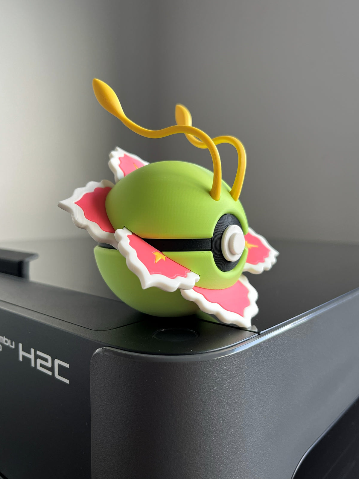 Meganium Monster Ball, side profile