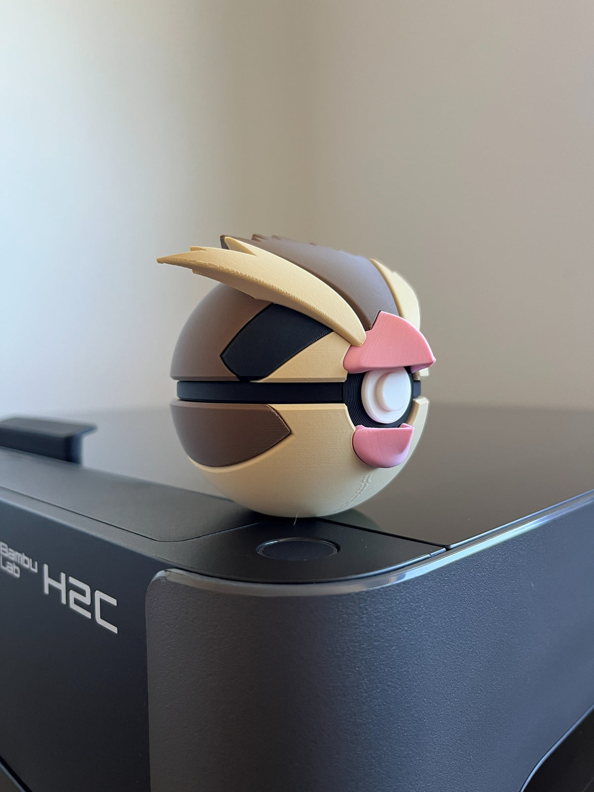 Pidgey Monster Ball, side profile