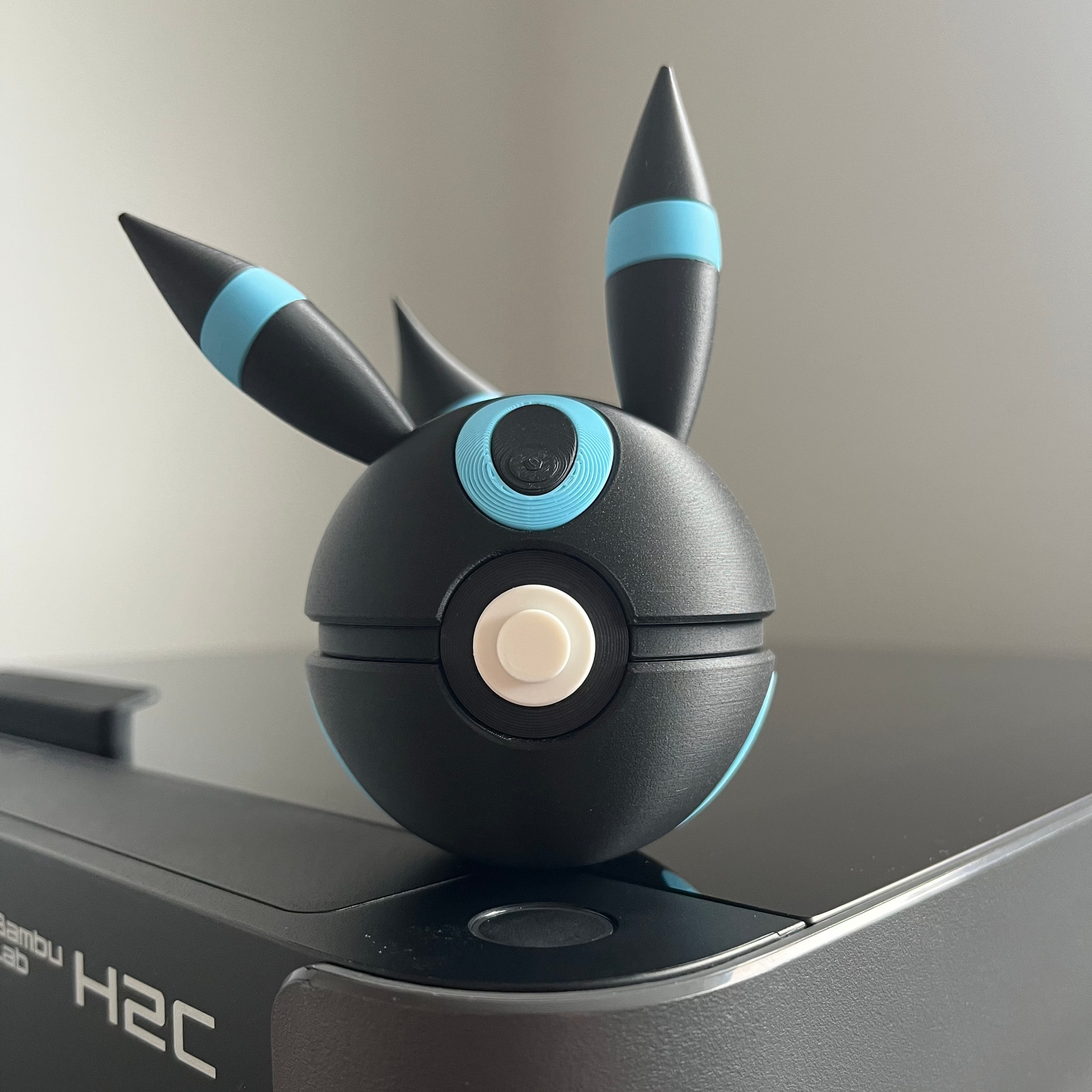Shiny Umbreon Monster Ball, front view