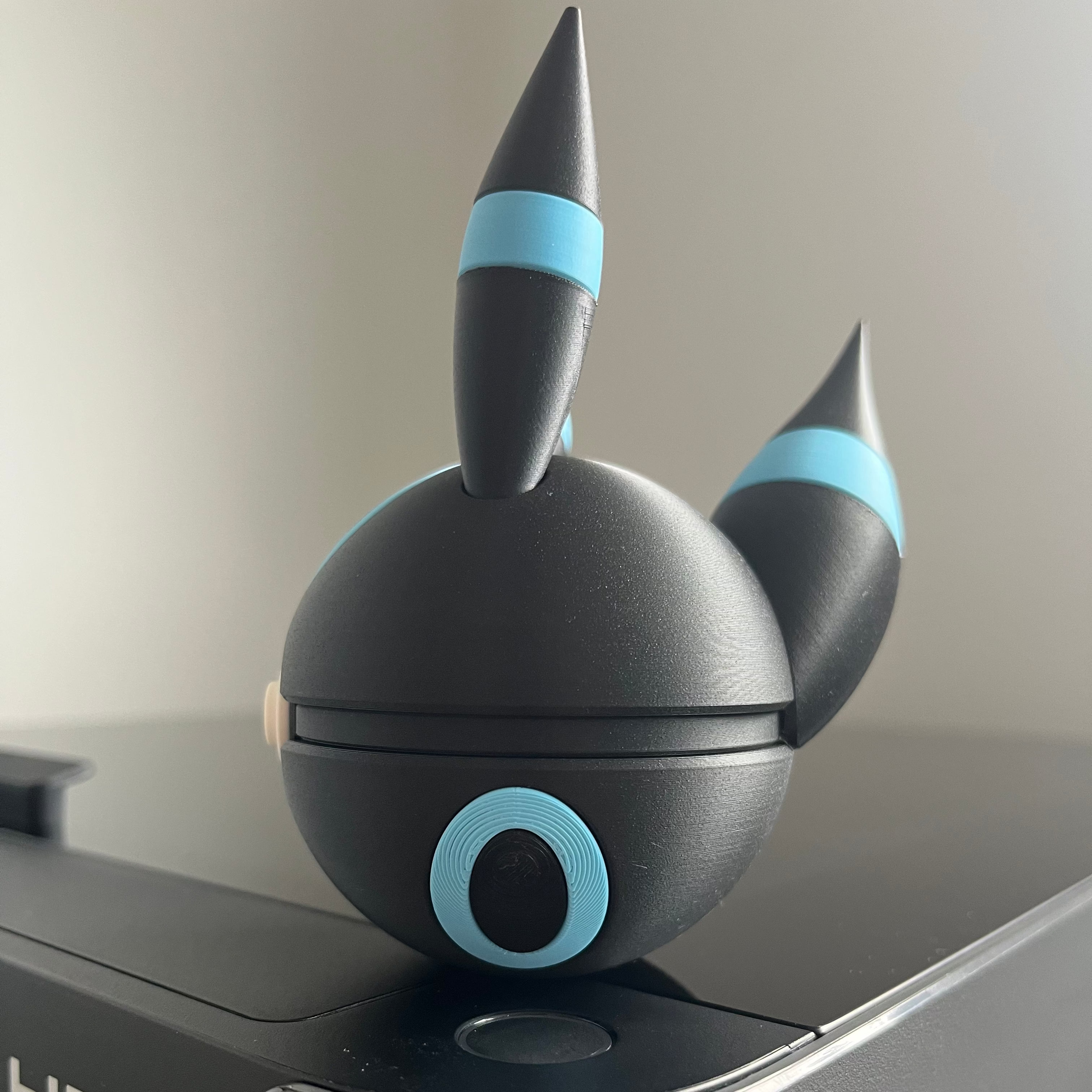 Shiny Umbreon Monster Ball, left side