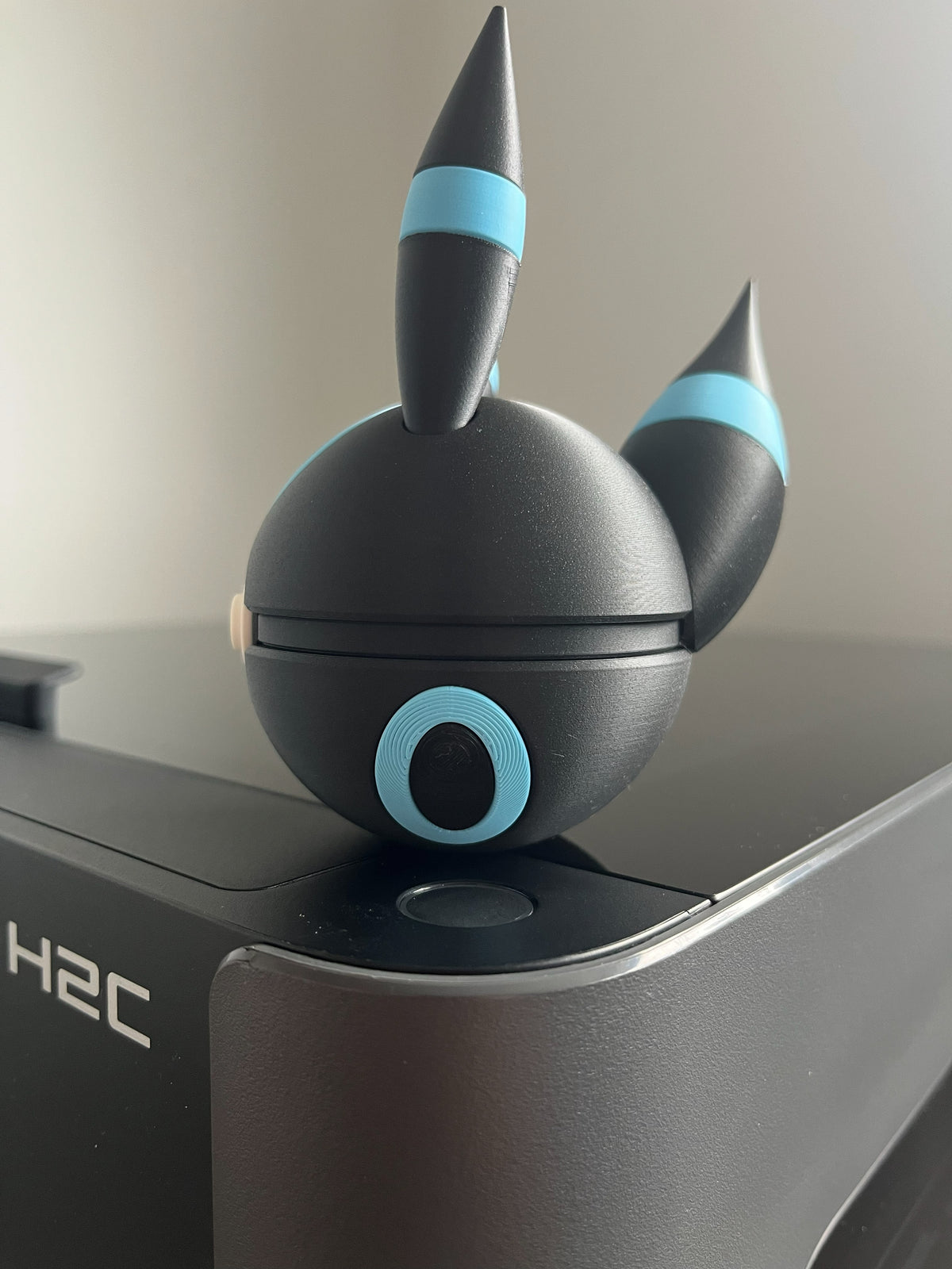 Shiny Umbreon Monster Ball, left side