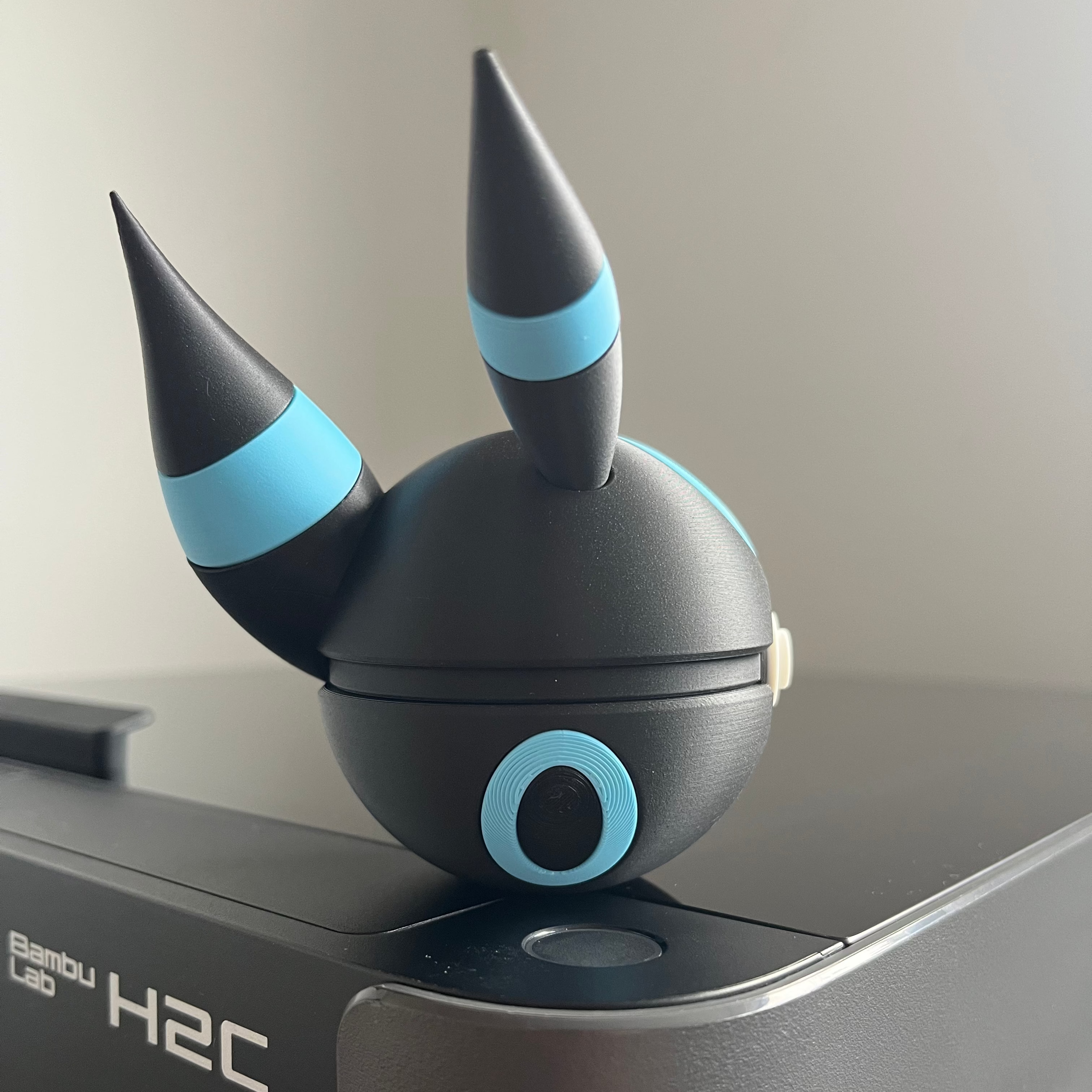 Shiny Umbreon Monster Ball, right side
