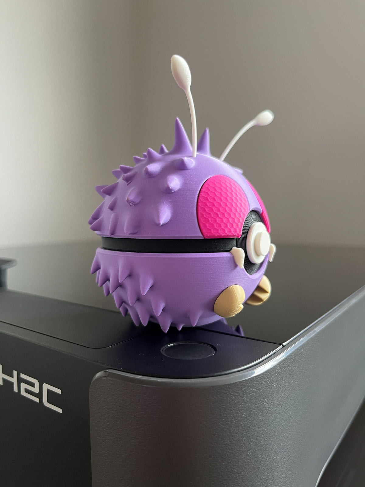 Venonat Monster Ball, side profile