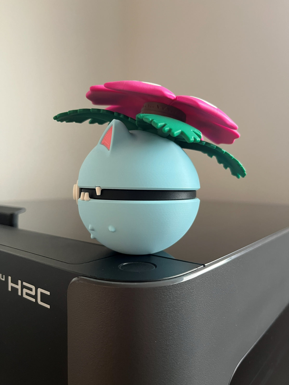 Venusaur Monster Ball, left side