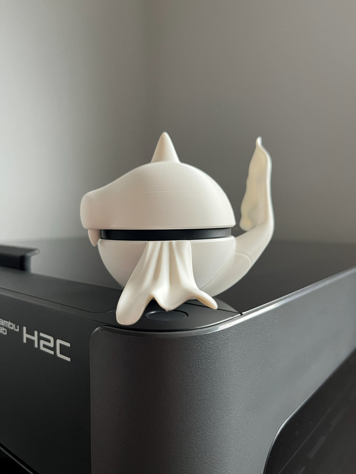 Dewgong Monster Ball, left side