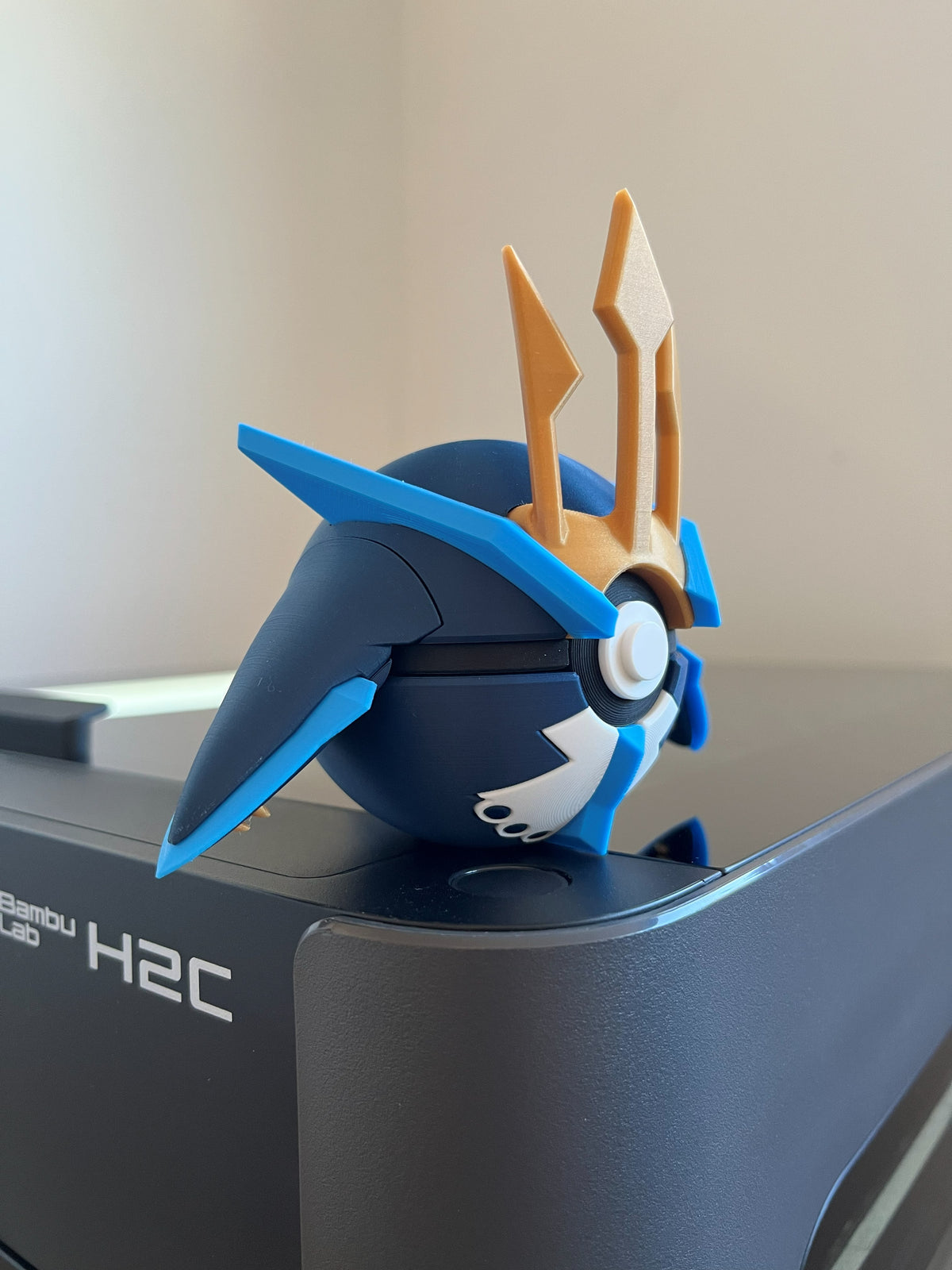Empoleon Monster Ball, side profile