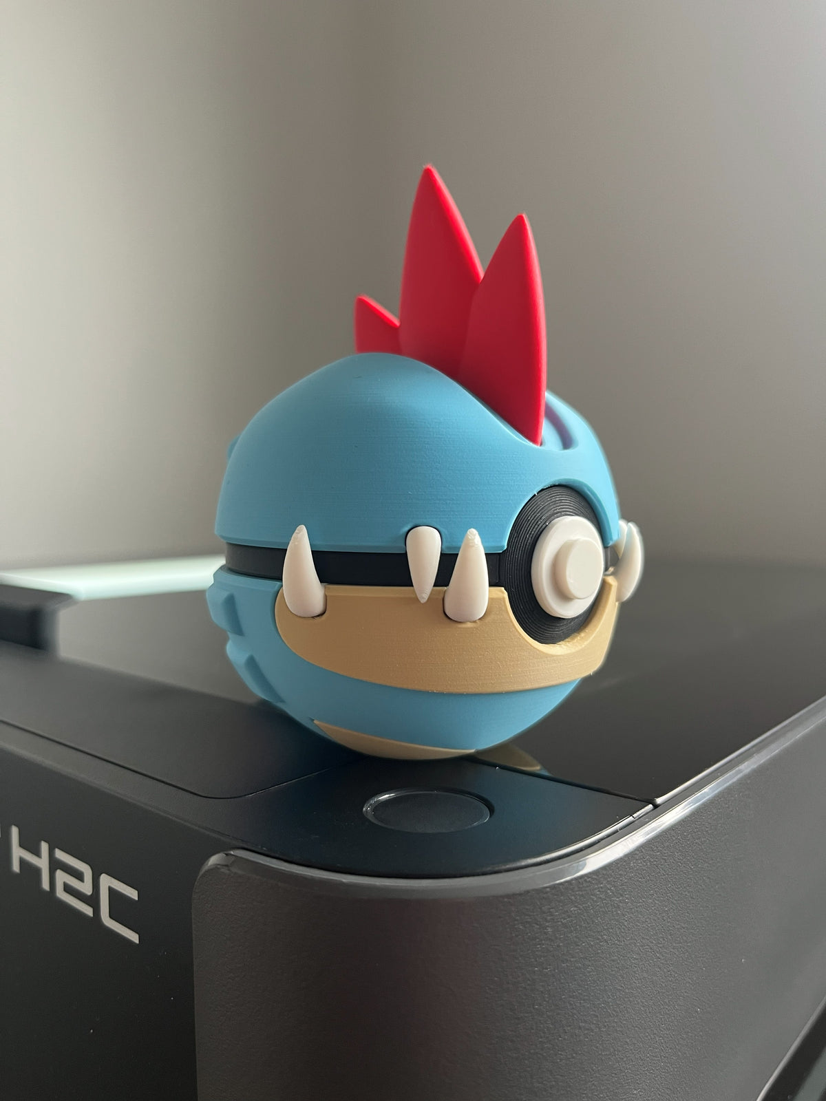 Feraligatr Monster Ball, side profile