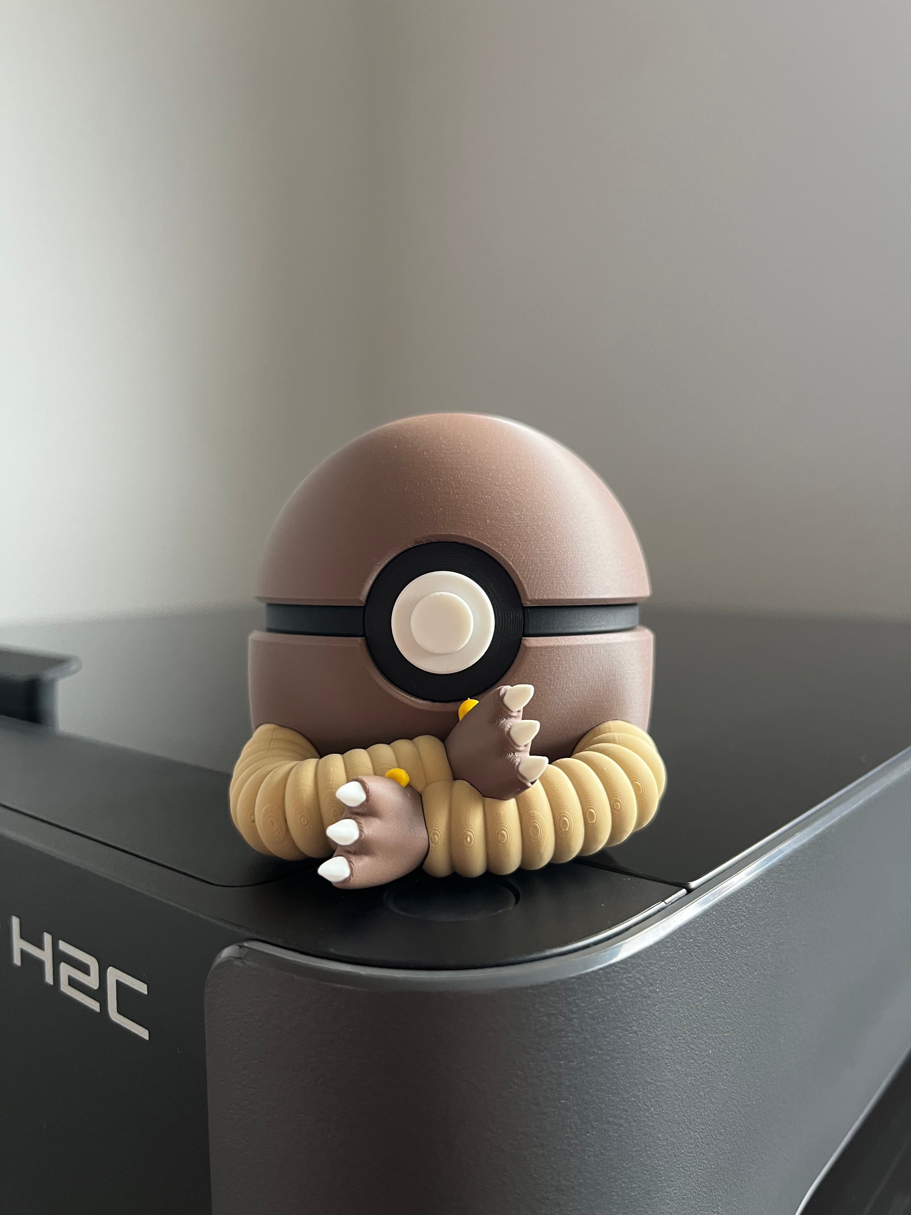 Hitmonlee Monster Ball, front view