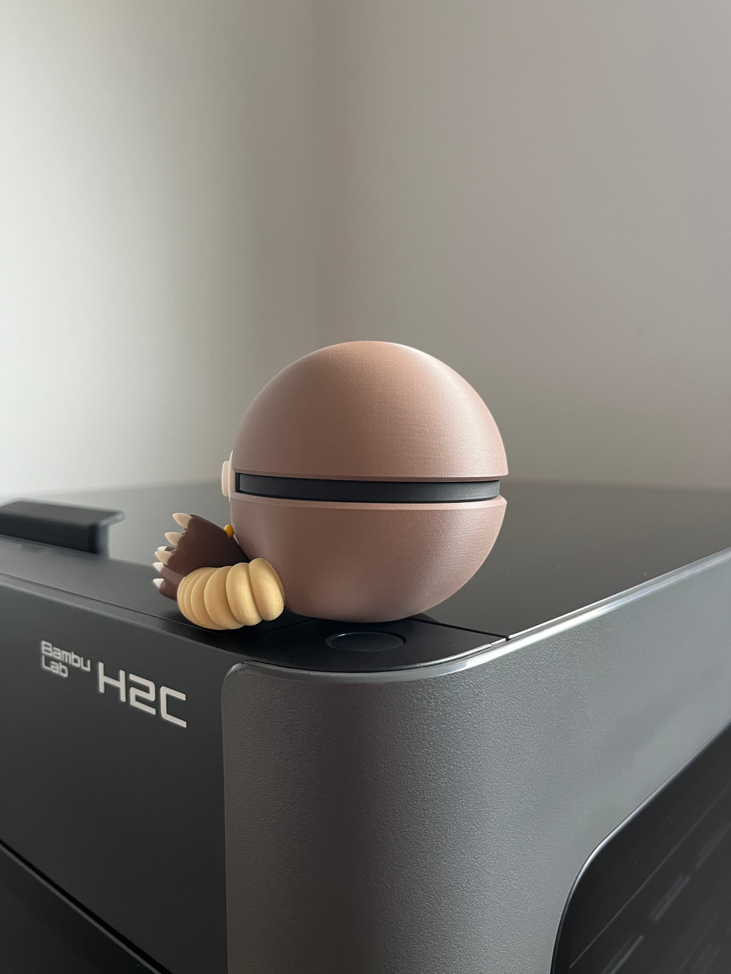 Hitmonlee Monster Ball, left side