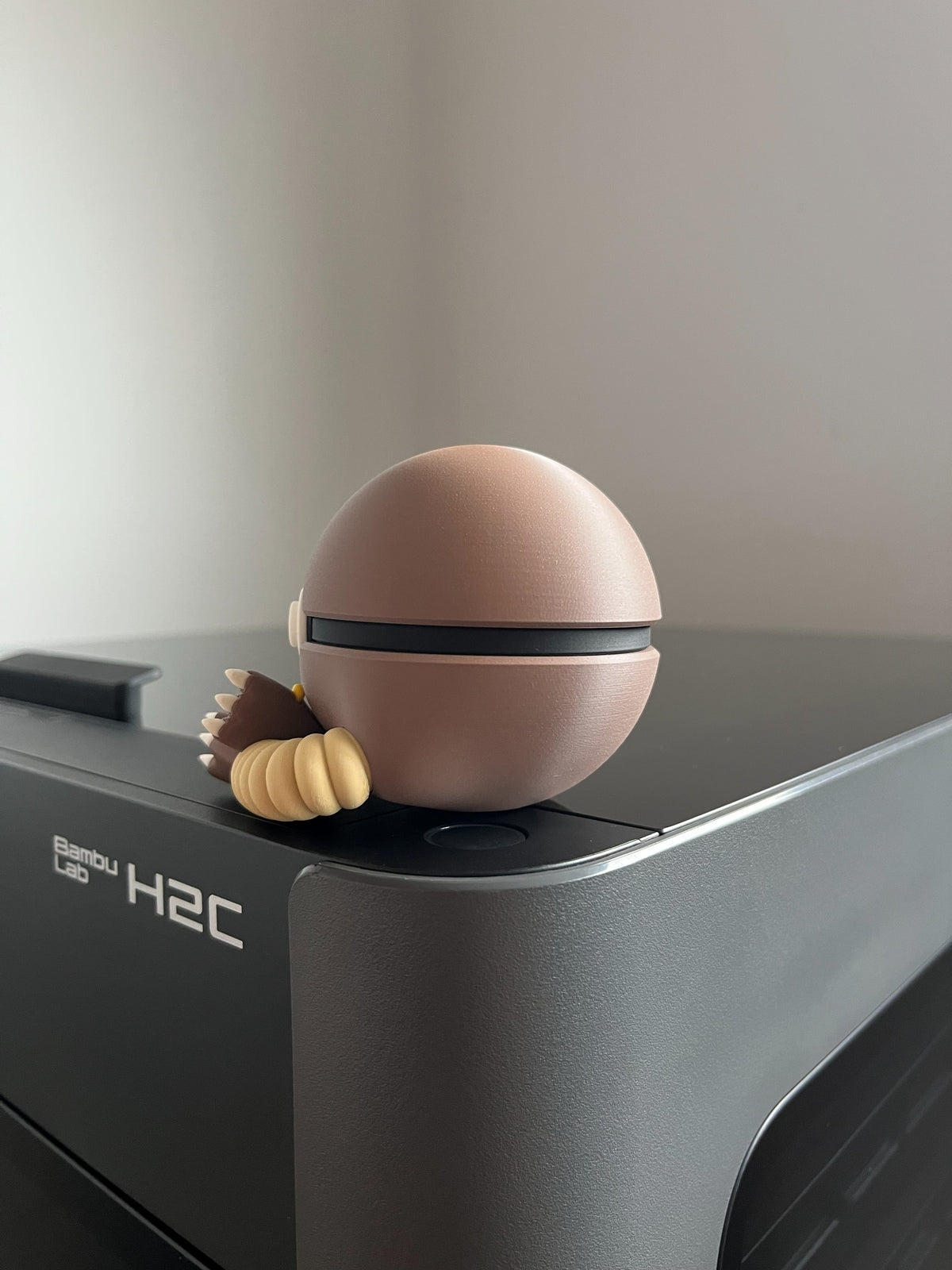 Hitmonlee Monster Ball, left side