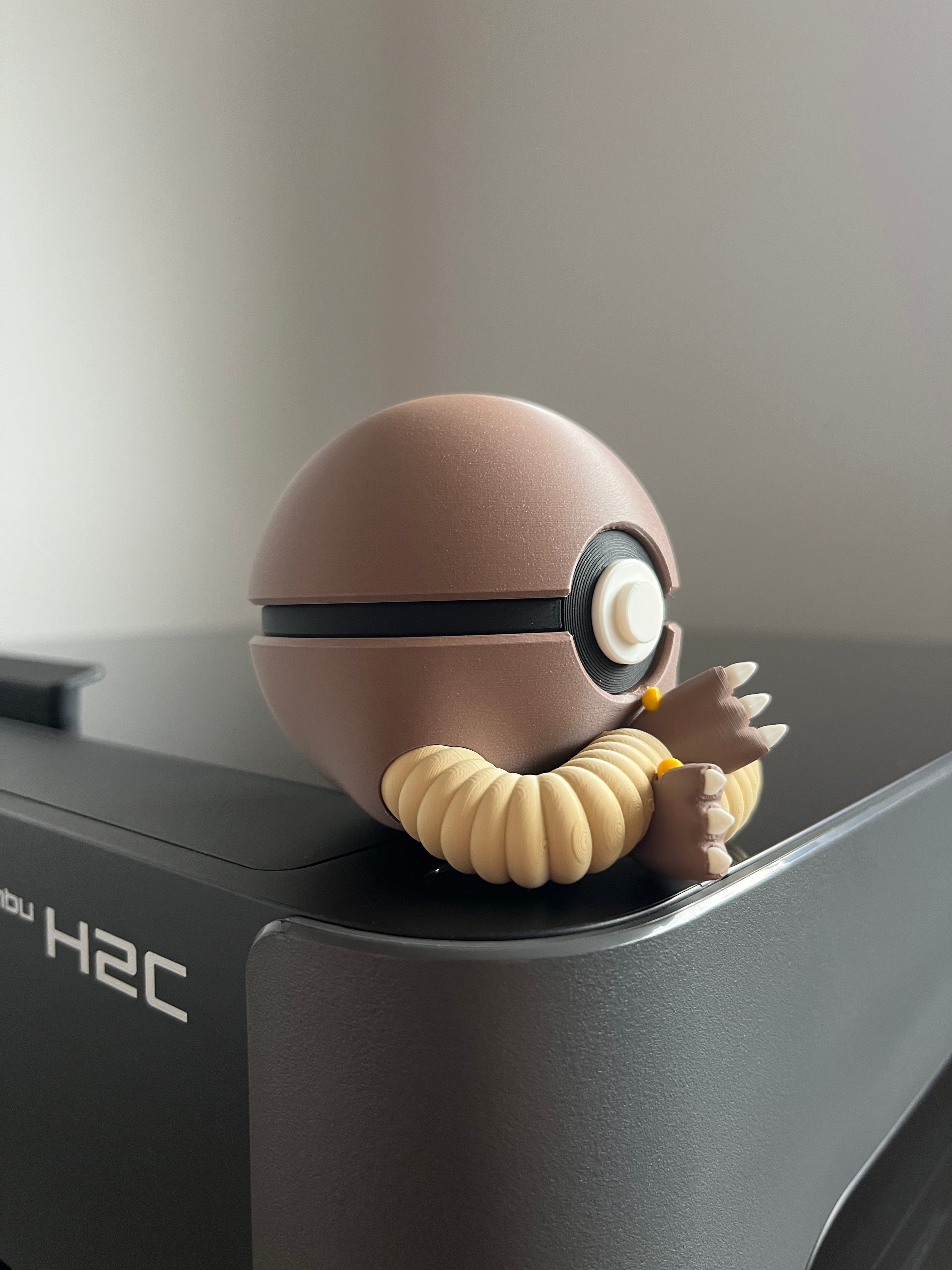 Hitmonlee Monster Ball, side profile