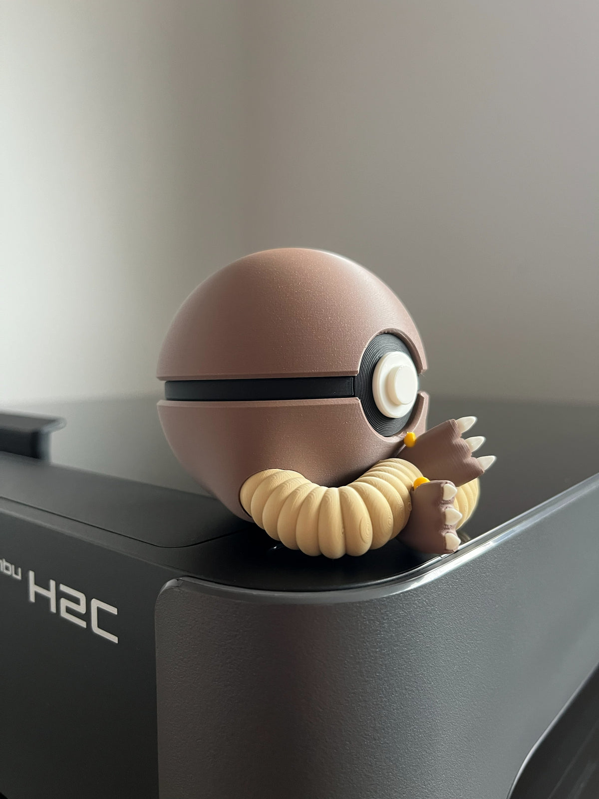 Hitmonlee Monster Ball, side profile