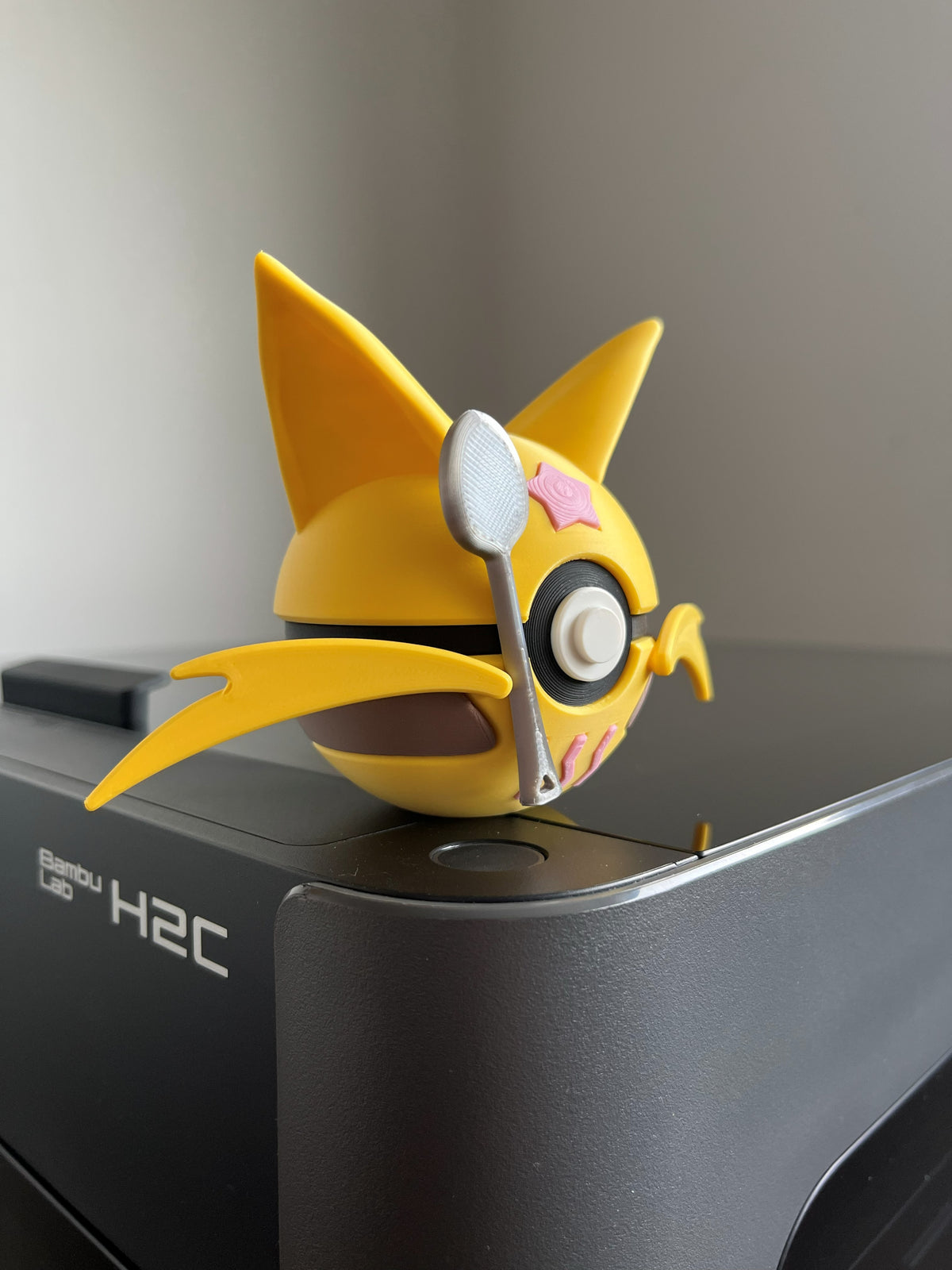Kadabra Monster Ball, side profile