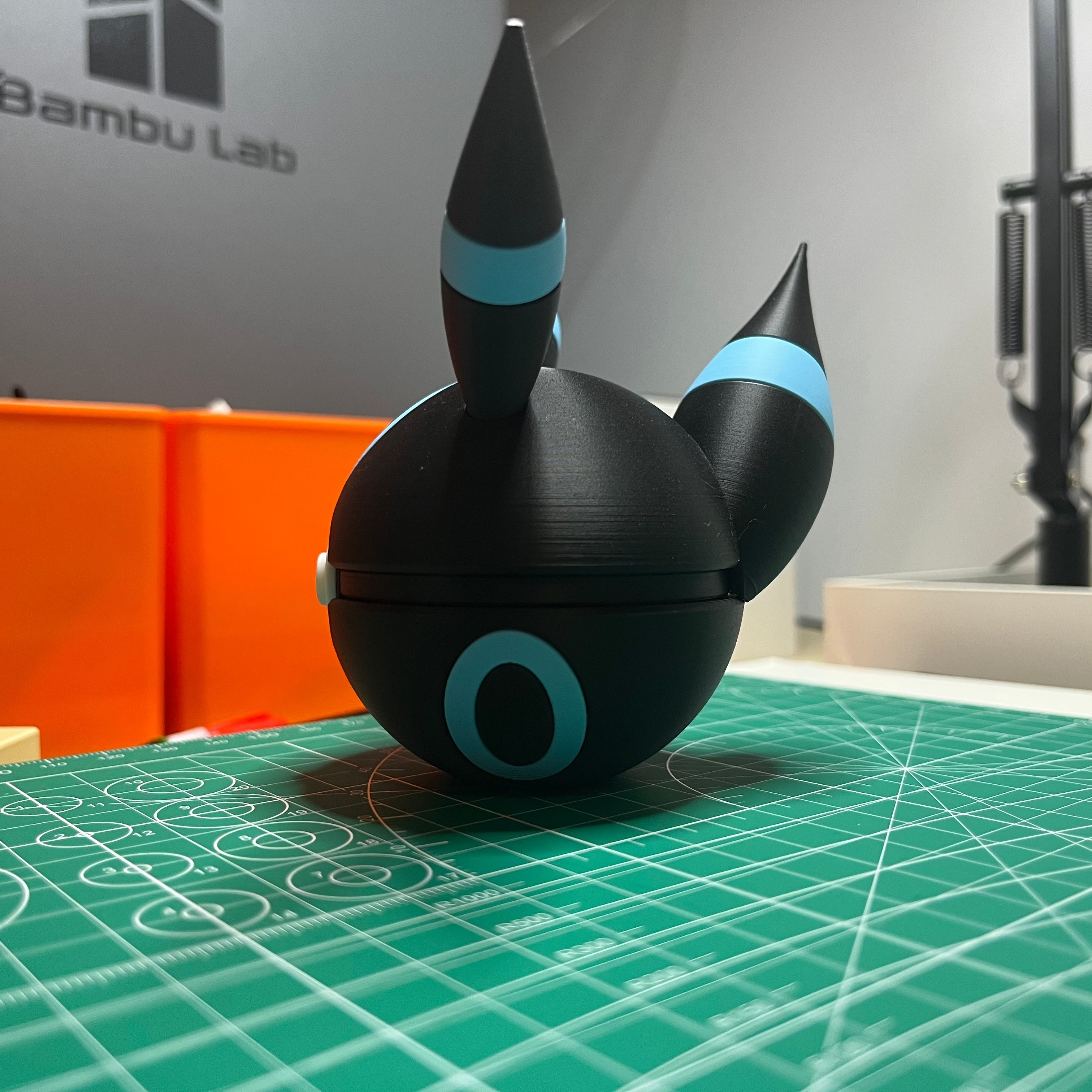 Shiny Umbreon Monster Ball