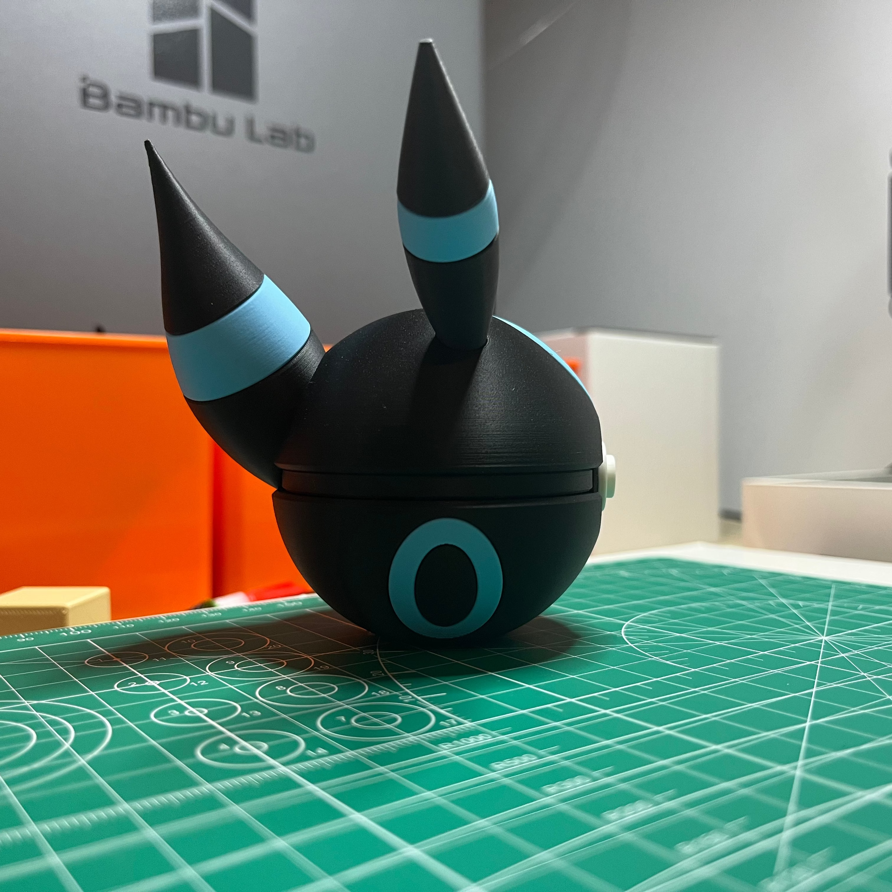 Shiny Umbreon Monster Ball