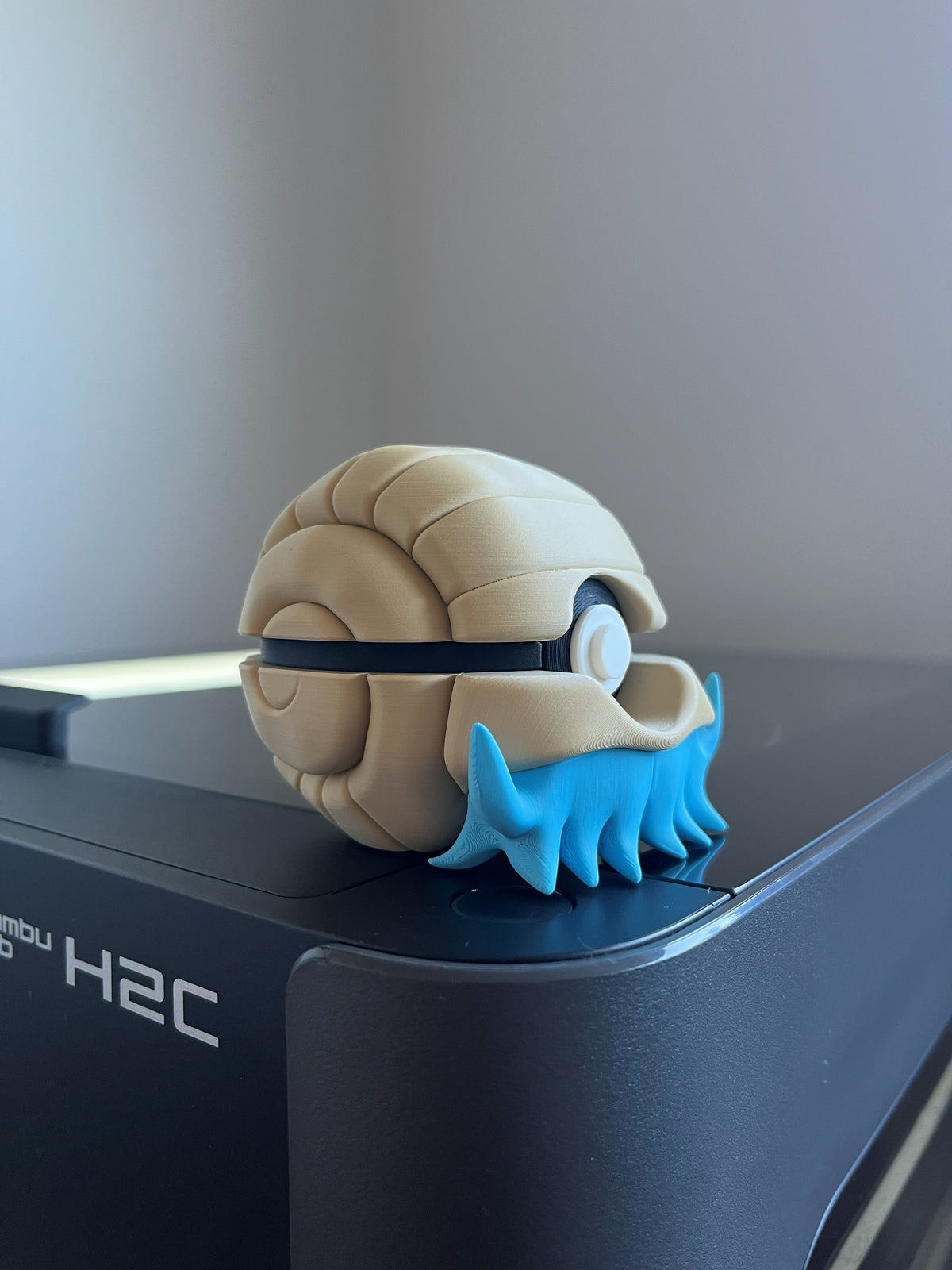 Omanyte Monster Ball, side profile