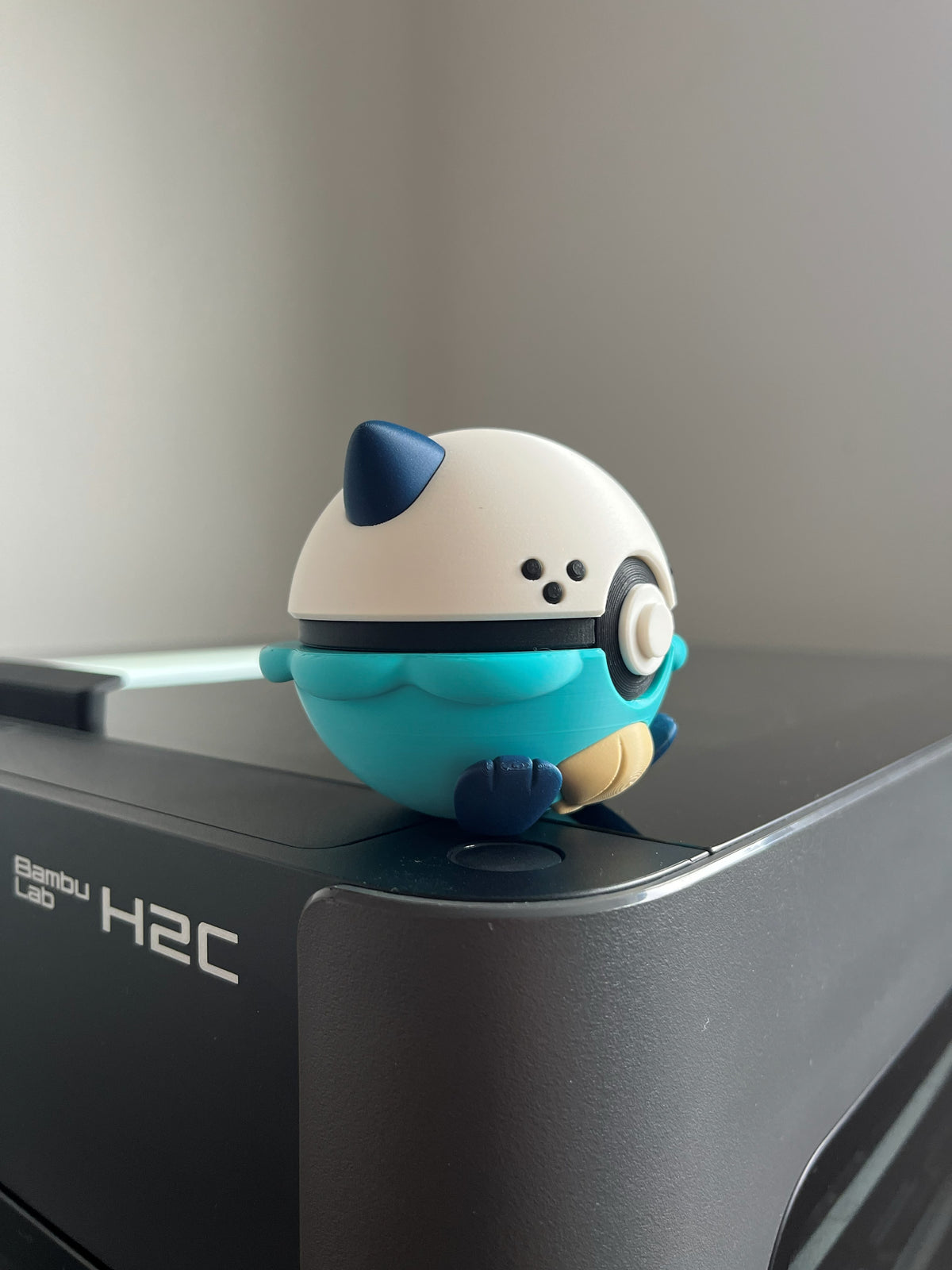 Oshawott Monster Ball, side profile