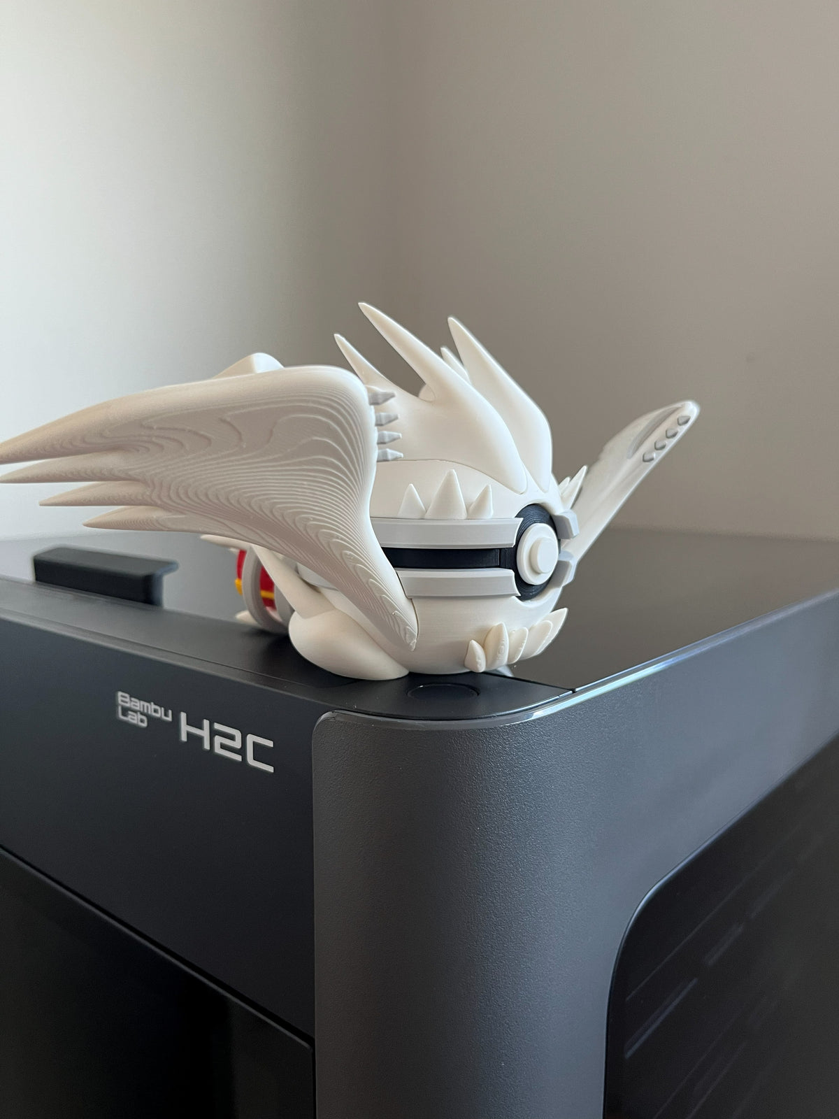 Reshiram Monster Ball, side profile