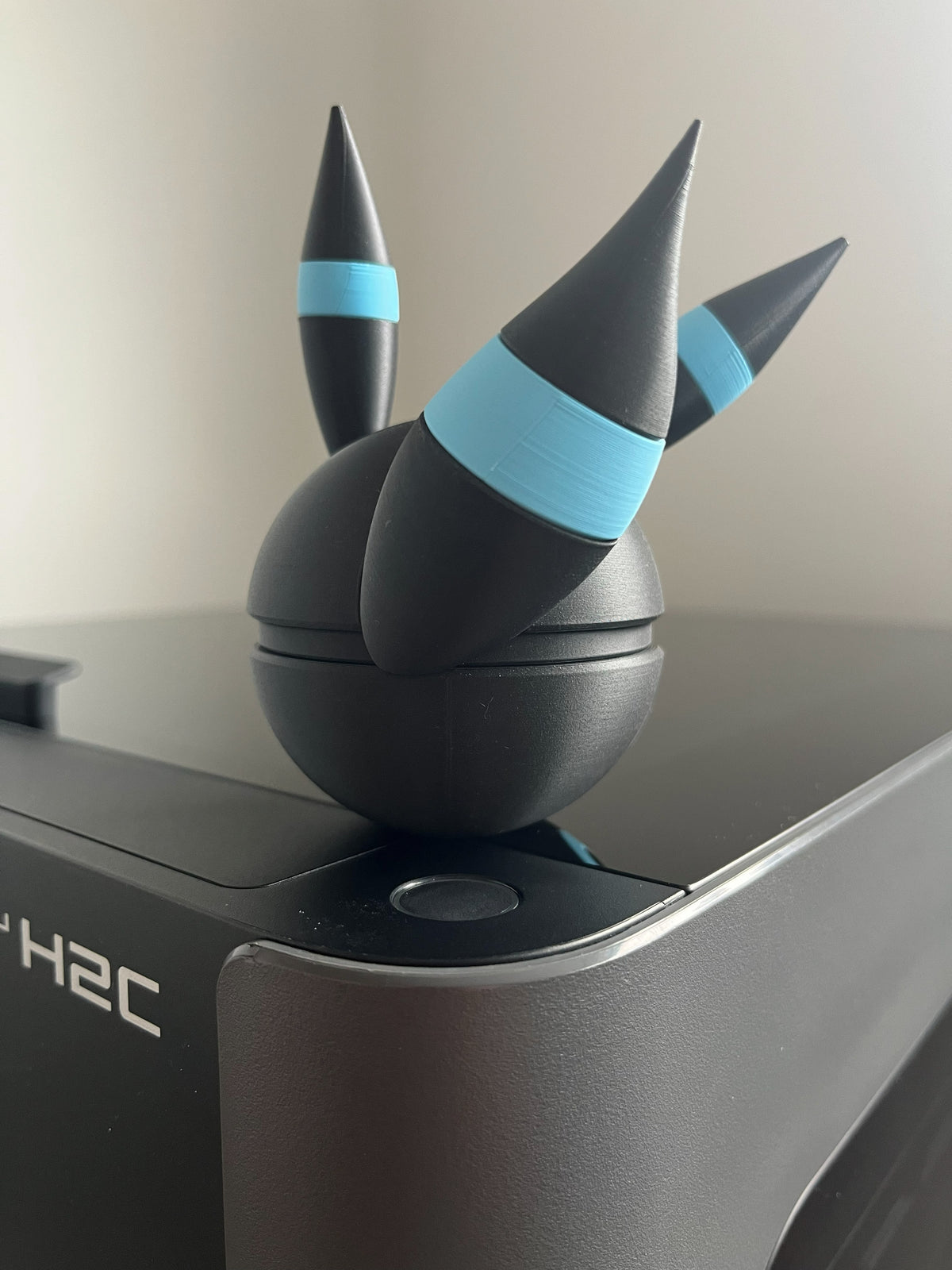 Shiny Umbreon Monster Ball, back view
