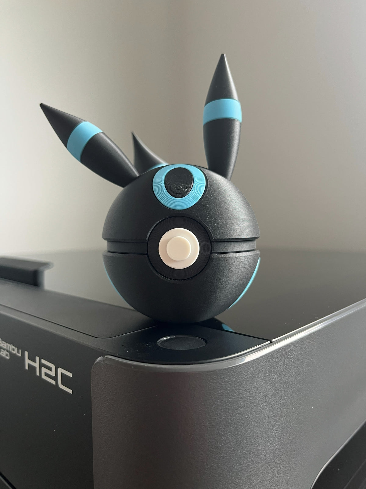 Shiny Umbreon Monster Ball, front view