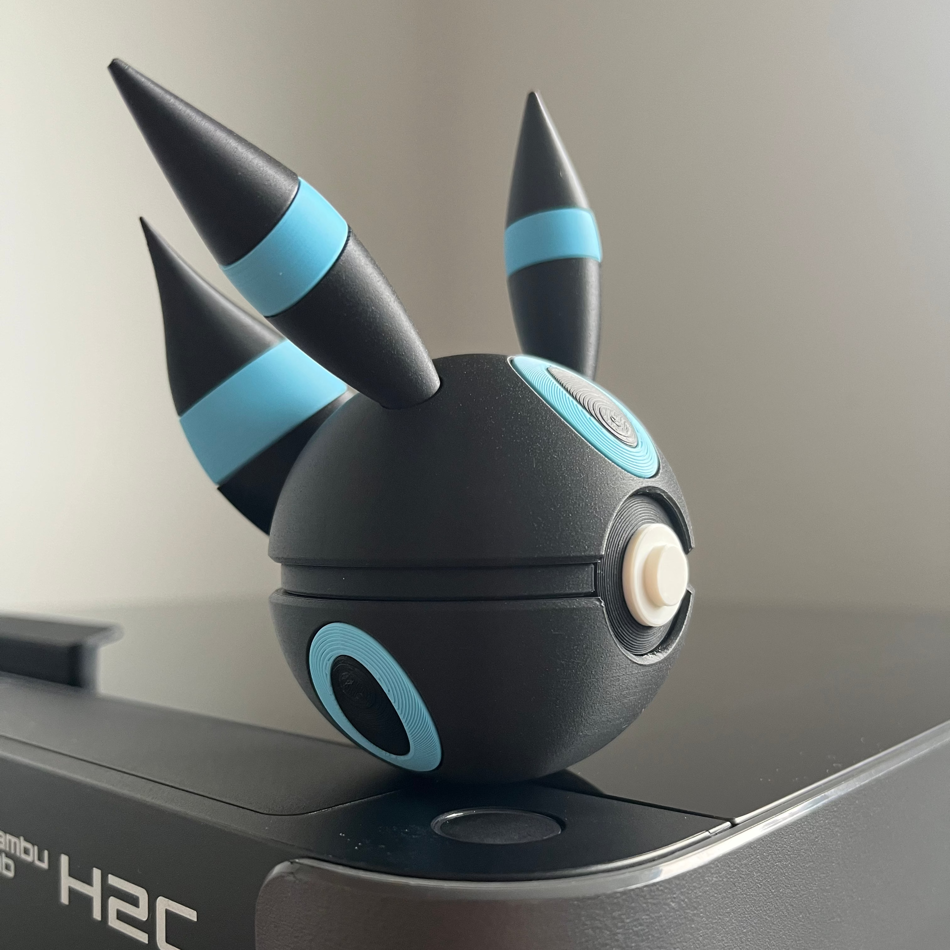Shiny Umbreon Monster Ball, side profile