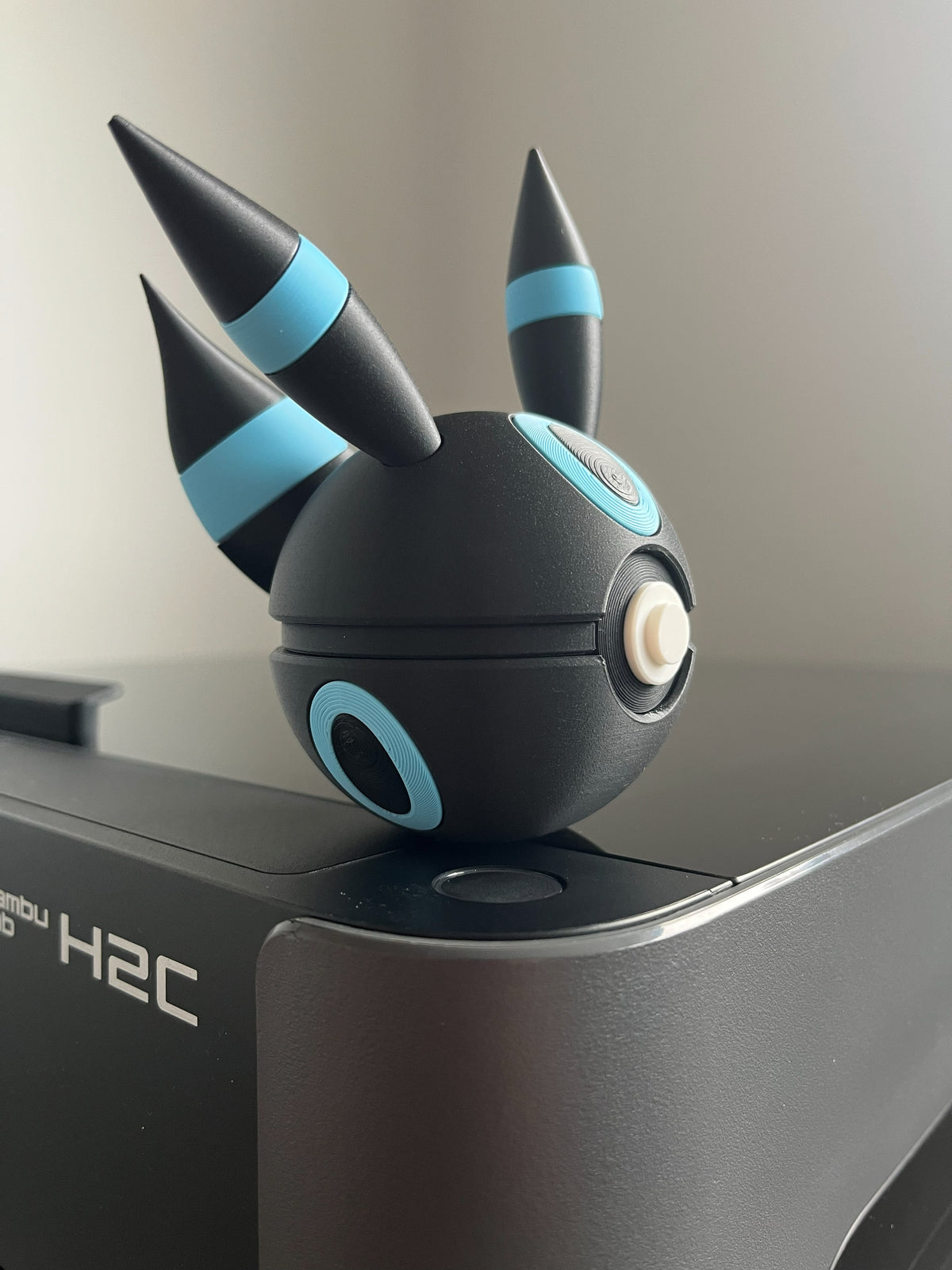 Shiny Umbreon Monster Ball, side profile