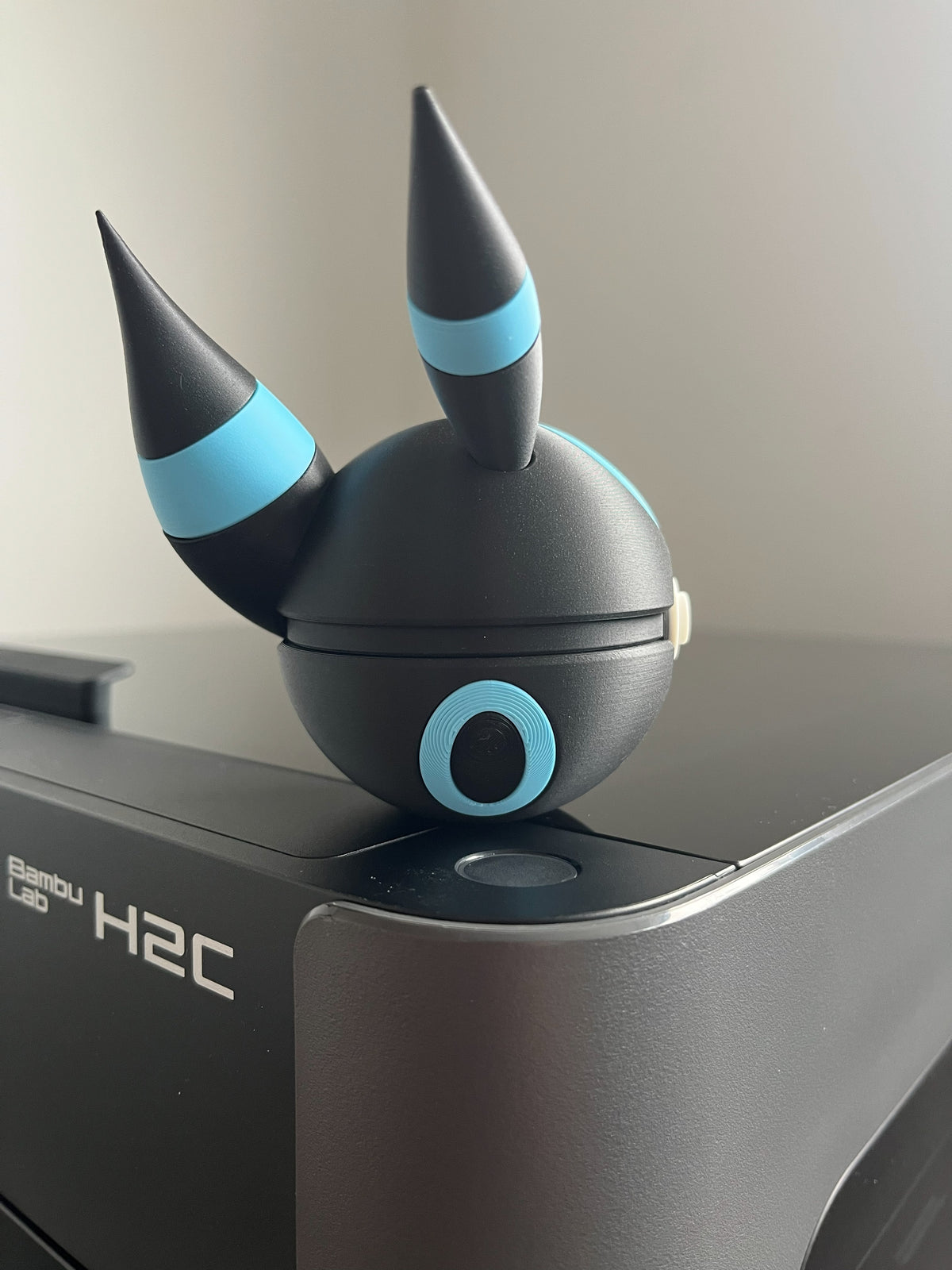 Shiny Umbreon Monster Ball, right side