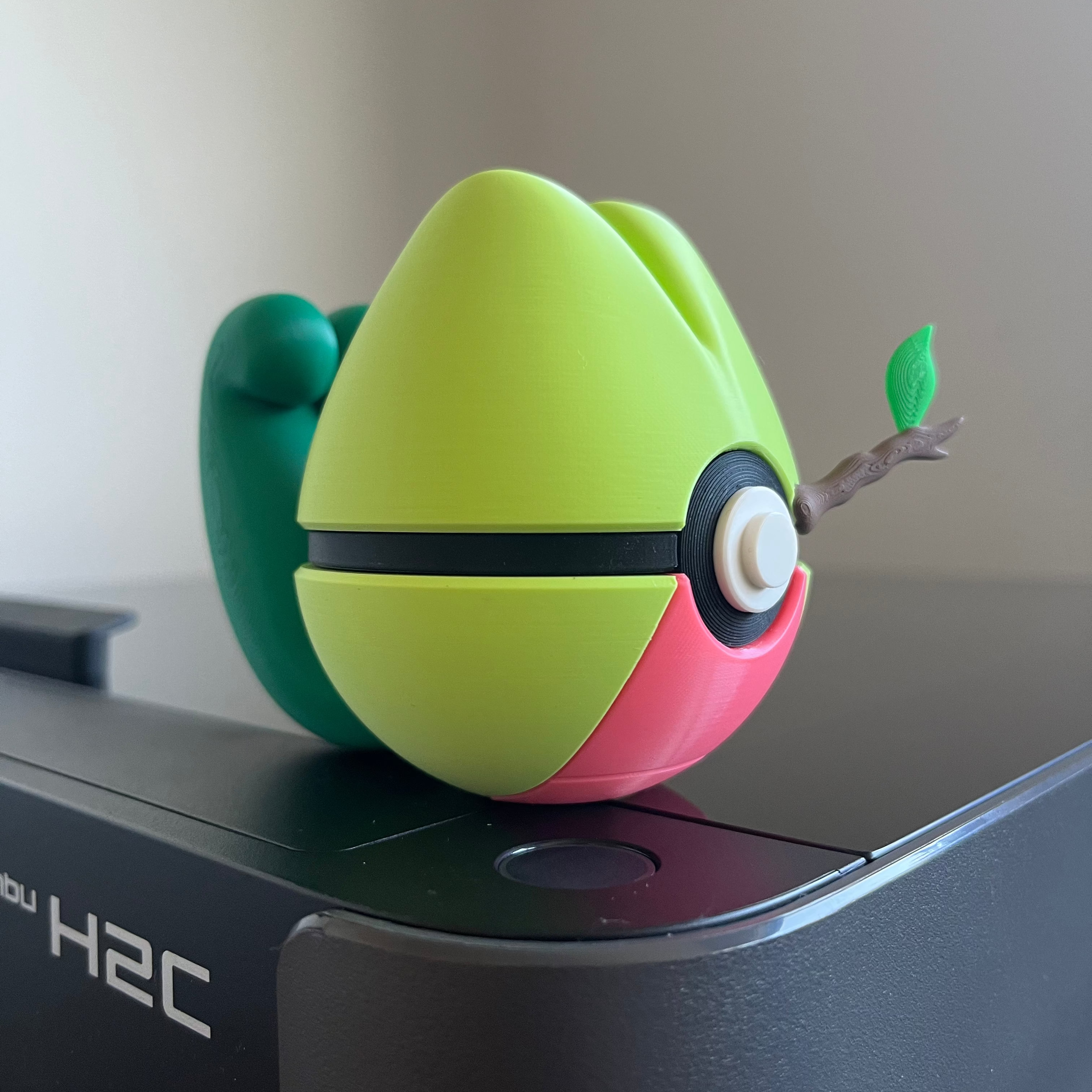 Treecko Monster Ball, side profile