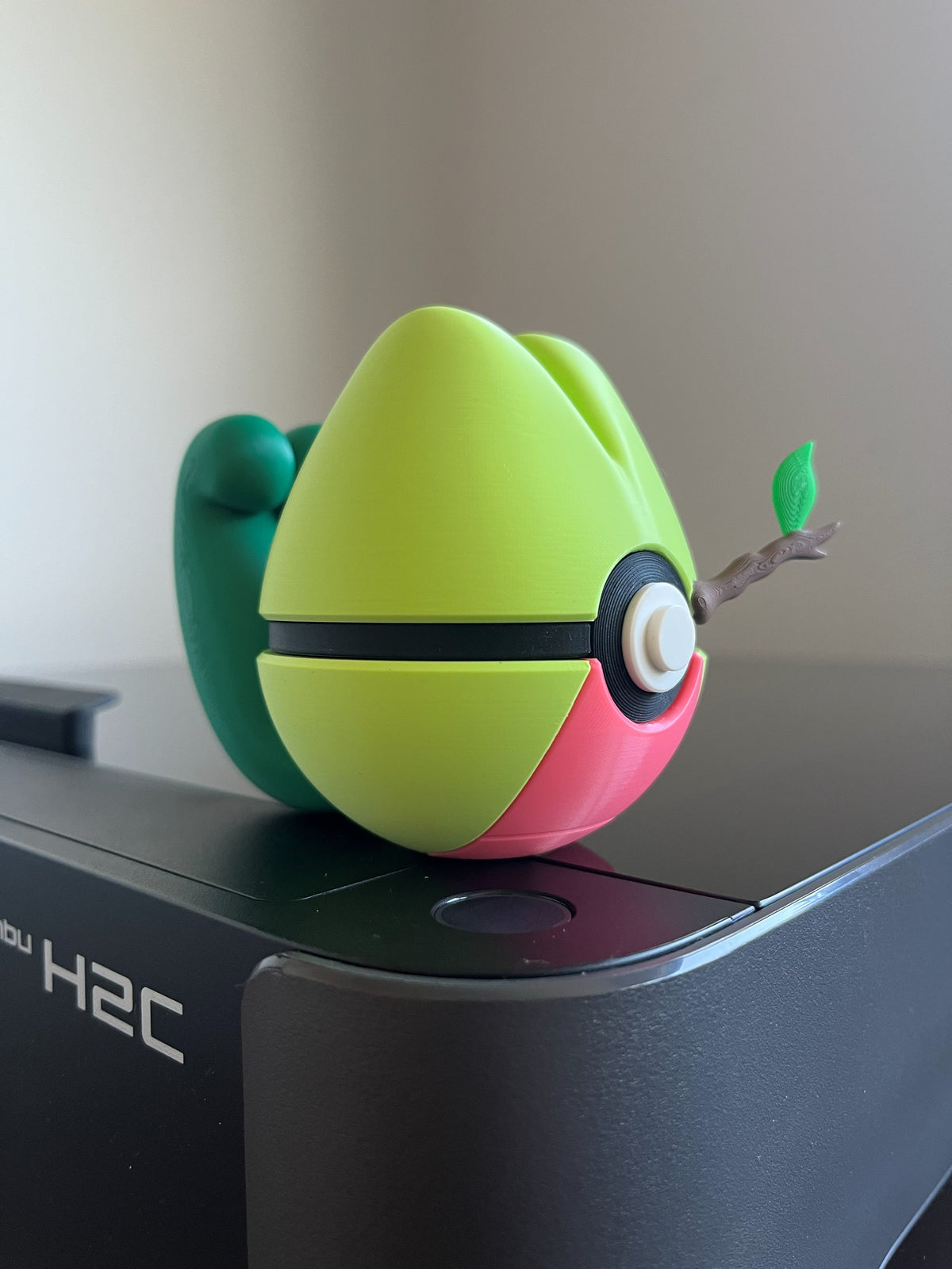 Treecko Monster Ball, side profile